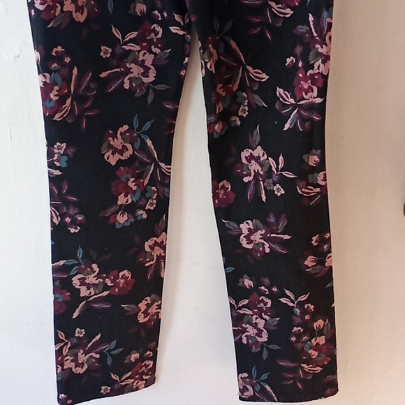 HPπ Floral Bandolino jeans πΈ - Picture 2 of 5